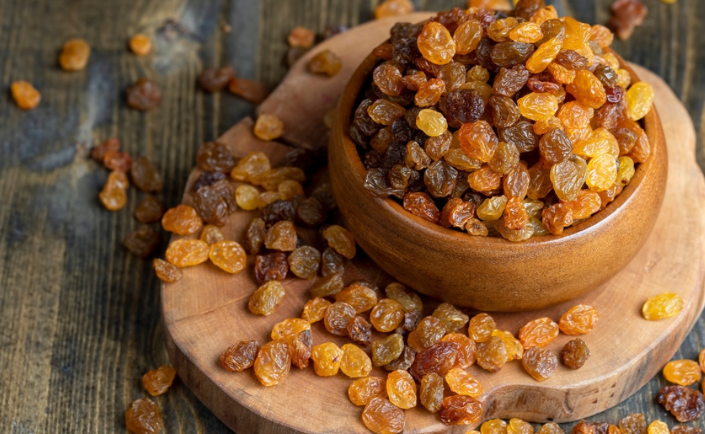 যে ১০টি উপকারিতার জন্য আপনার খাদ্যতালিকায় কিশমিশ রাখবেন